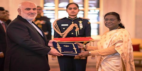 ईरान के राजदूत डॉ. मोहम्मद फतहअली सोमवार को राष्ट्रपति द्रौपदी मुर्मु को अपना परिचय पत्र सौंपते हुए ईरान के राजदूत डॉ. मोहम्मद फतहअली सोमवार को राष्ट्रपति द्रौपदी मुर्मु को अपना परिचय पत्र सौंपते हुए