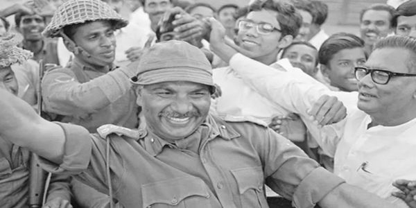 तत्कालीन ब्रिगेडियर जनरल आर. मिश्रा पूर्वी बंगालियों से घिरे हुए हैं। आर मिश्रा ढाका में भारतीय सेना का नेतृत्व कर रहे थे। 14 दिन तक पाकिस्तान से चले युद्ध के बाद युद्धविराम पर सहमति बनी और बांग्लादेश का जन्म हुआ। फोटो - सोशल मीडिया