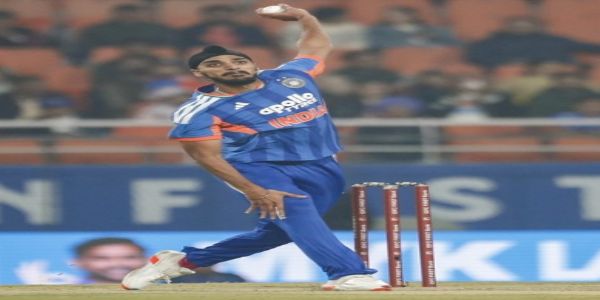 बाएं हाथ के तेज गेंदबाज अर्शदीप सिंह