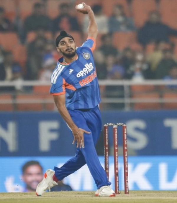 बाएं हाथ के तेज गेंदबाज अर्शदीप सिंह बाएं हाथ के तेज गेंदबाज अर्शदीप सिंह