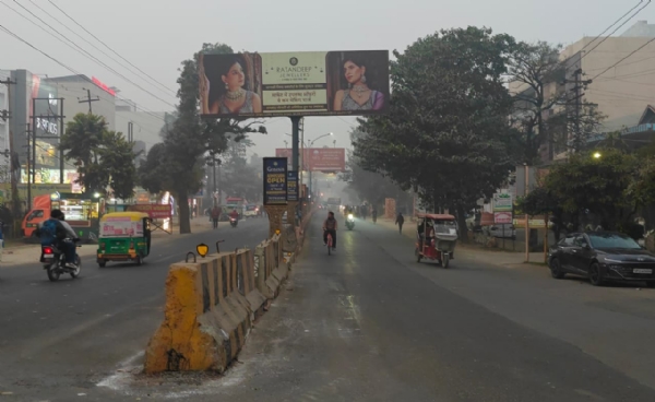 मुरादाबाद में हरिद्वार रोड पर मंगलवार शाम 5 बजे कोहरे की छाई धुंध के बीच गुजरते वाहन। मुरादाबाद में हरिद्वार रोड पर मंगलवार शाम 5 बजे कोहरे की छाई धुंध के बीच गुजरते वाहन।