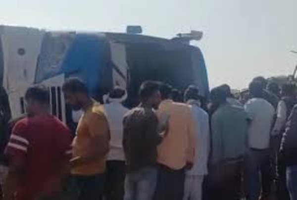 टायर फटने से बेकाबू होकर पलटी यात्री बस टायर फटने से बेकाबू होकर पलटी यात्री बस