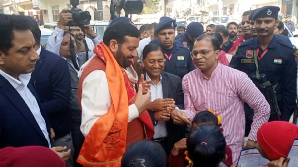 मुख्यमंत्री को ज्ञापन सौंपते हुए पदाधिकारी। मुख्यमंत्री को ज्ञापन सौंपते हुए पदाधिकारी।