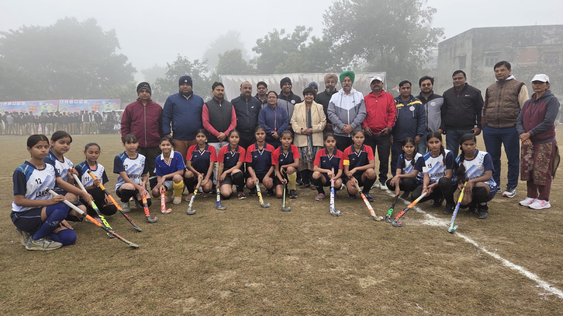हॉकी टीम के खिलाड़ियों के साथ आयोजक मंडल हॉकी टीम के खिलाड़ियों के साथ आयोजक मंडल