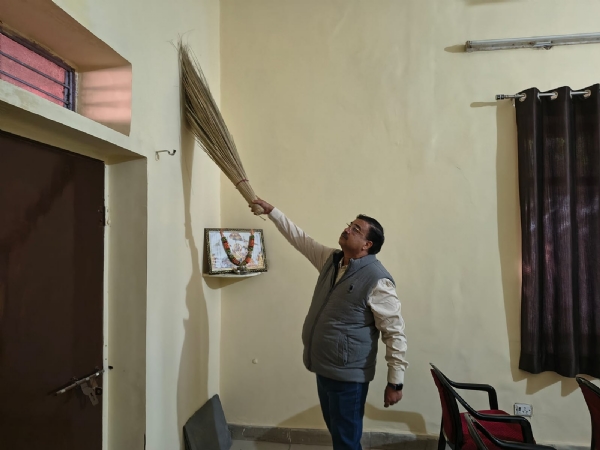 प्रशासक पूनम और आयुक्त गौरव सैनी ने स्वच्छता के संकल्प को साकार करने के लिए हाथ में थामी झाड़ू प्रशासक पूनम और आयुक्त गौरव सैनी ने स्वच्छता के संकल्प को साकार करने के लिए हाथ में थामी झाड़ू