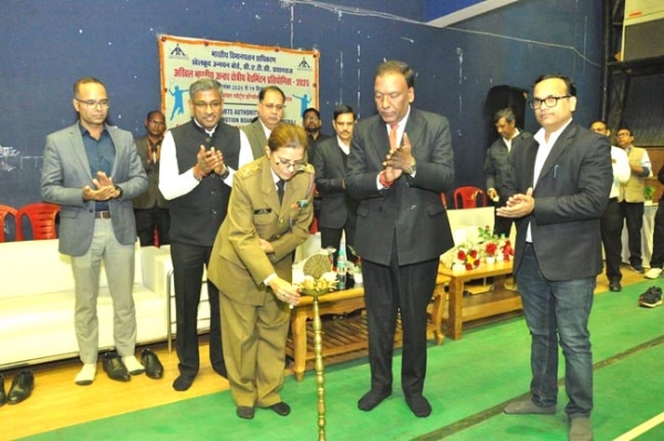 दीप प्रज्ज्वलित करते अतिथिगण दीप प्रज्ज्वलित करते अतिथिगण