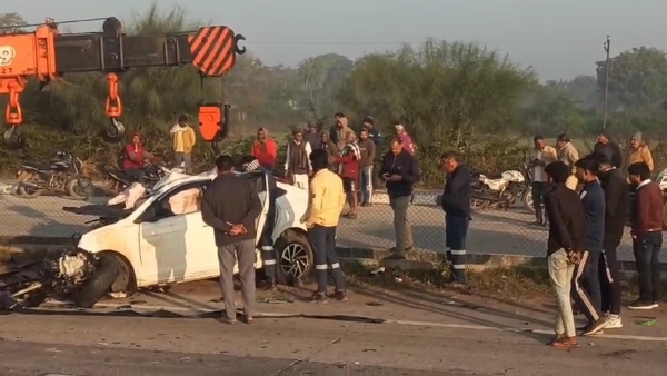 तेज रफ्तार कार डिवाइडर से टकरा कर पलटी