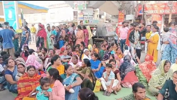 रेलवे नोटिस के विरोध में कोरबा में उग्र आंदोलन, मुख्य चौक पर सैकड़ों लोगों का धरना, यातायात ठप रेलवे नोटिस के विरोध में कोरबा में उग्र आंदोलन, मुख्य चौक पर सैकड़ों लोगों का धरना, यातायात ठप