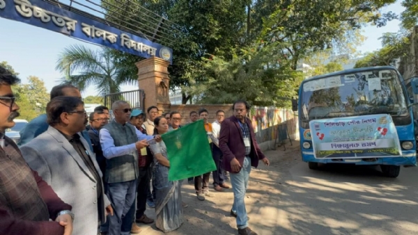 शैक्षणिक भ्रमण बस को हरी झंडी दिखाते मेयर शैक्षणिक भ्रमण बस को हरी झंडी दिखाते मेयर