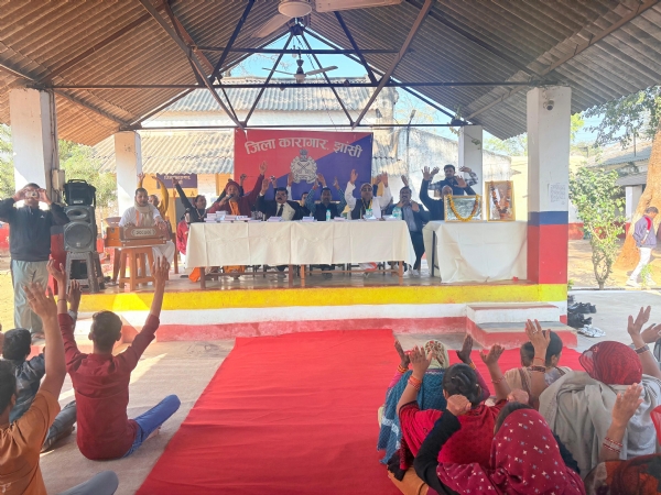 हरेकृष्ण का जयघोष करते कैदी व इस्कान के भक्त हरेकृष्ण का जयघोष करते कैदी व इस्कान के भक्त