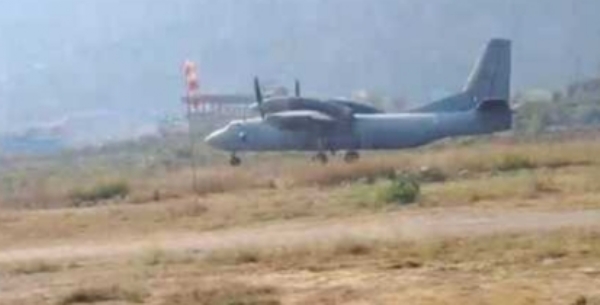 चिन्यालीसौड़ हवाई पट्टी पर अभ्यास करता हुआ भारत के वायुसेना का विमान चिन्यालीसौड़ हवाई पट्टी पर अभ्यास करता हुआ भारत के वायुसेना का विमान