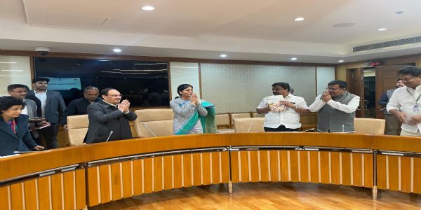 केन्द्रीय स्वास्थ्य मंत्री जे पी नड्डा, तमिलनाडु के सांसदों के साथ बैठक करते हुए केन्द्रीय स्वास्थ्य मंत्री जे पी नड्डा, तमिलनाडु के सांसदों के साथ बैठक करते हुए