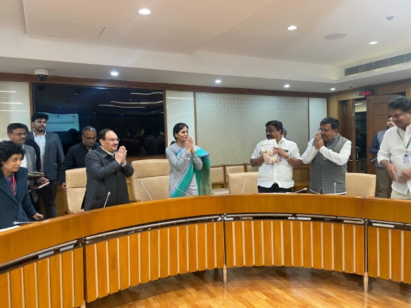 केन्द्रीय स्वास्थ्य मंत्री जे पी नड्डा, तमिलनाडु के सांसदों के साथ बैठक करते हुए केन्द्रीय स्वास्थ्य मंत्री जे पी नड्डा, तमिलनाडु के सांसदों के साथ बैठक करते हुए