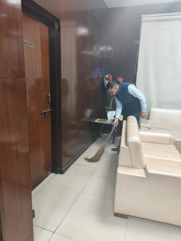 प्रशासक पूनम और आयुक्त गौरव सैनी ने स्वच्छता के संकल्प को साकार करने के लिए हाथ में थामी झाड़ू प्रशासक पूनम और आयुक्त गौरव सैनी ने स्वच्छता के संकल्प को साकार करने के लिए हाथ में थामी झाड़ू