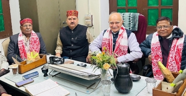 महामना मिशन की बैठक करते पदाधिकारी महामना मिशन की बैठक करते पदाधिकारी