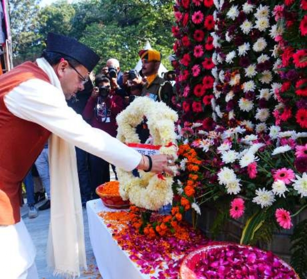 पुष्प चक्र अर्पित करते मुख्यमंत्री पुष्कर सिंह धामी।