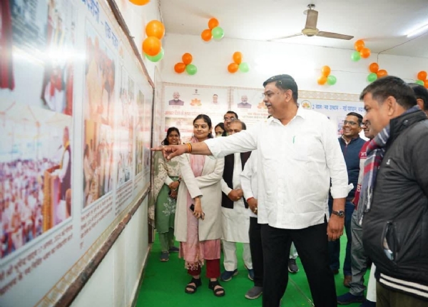 अलवर। प्रदर्शनी का अवलोकन करते वन मंत्री। अलवर। प्रदर्शनी का अवलोकन करते वन मंत्री।