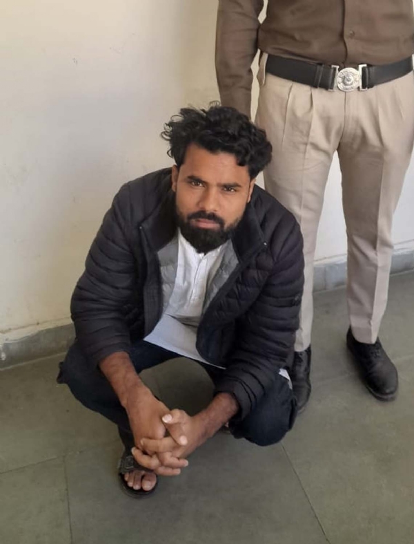 गुरुग्राम पुलिस की गिरफ्त में सोशल मीडिया पर आपत्तिजनक पोस्ट डालने का आरोपी।