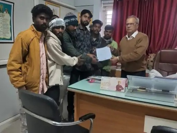 ज्ञापन साैंपते