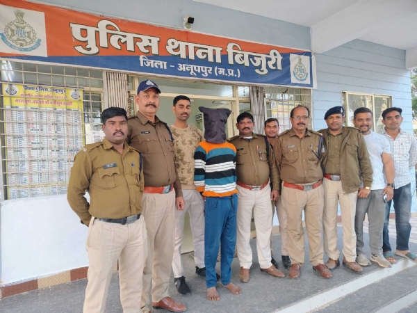 गिरफ्तार कर ले जाते हुए गिरफ्तार कर ले जाते हुए