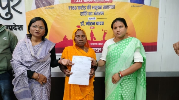 अनुग्रह सहायता राशि के प्रमाण पत्र सौंपती जिला पंचायत अध्यक्ष एवं  उपाध्यक्ष