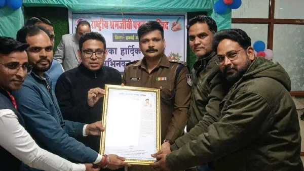 पुलिस अधिक्षक काे प्रशंसा पत्र देते हुए पुलिस अधिक्षक काे प्रशंसा पत्र देते हुए