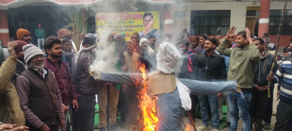 किसान नवाबगंज तहसील परिसर में गन्ना मंत्री का पुतला फूंकते हुए। किसान नवाबगंज तहसील परिसर में गन्ना मंत्री का पुतला फूंकते हुए।