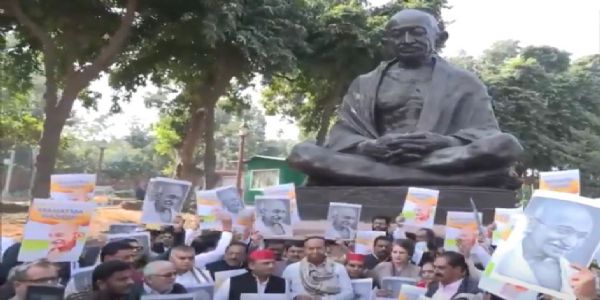 संसद भवन परिसर में प्रदर्शन करते इंडी गठबंधन के नेता संसद भवन परिसर में प्रदर्शन करते इंडी गठबंधन के नेता