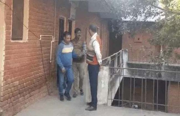 एसीबी टीम की गिरफ्त में आरोपी।