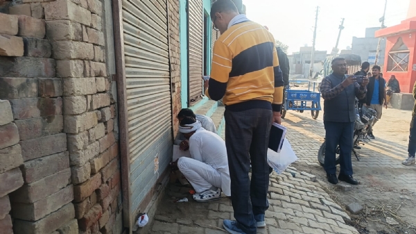 मीट शॉप को सील करने पहुंचा प्रशासनिक अमला। मीट शॉप को सील करने पहुंचा प्रशासनिक अमला।