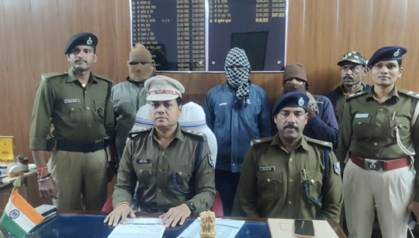 अररिया फोटो:एसडीपीओ पीसी करते अररिया फोटो:एसडीपीओ पीसी करते