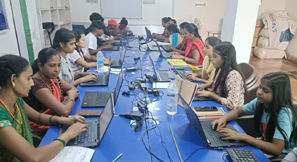 प्रशिक्षण लेती युवतियां प्रशिक्षण लेती युवतियां