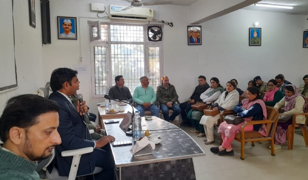 बैठक के दौरान उपायुक्त। बैठक के दौरान उपायुक्त।