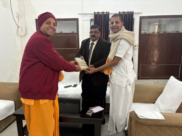 जेलर को गीता की पुस्तक भेंट करते हुए जेलर को गीता की पुस्तक भेंट करते हुए