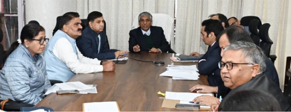 स्वास्थ्य विभाग के अतिरिक्त मुख्य सचिव सुधीर राजपाल बैठक लेते हुए