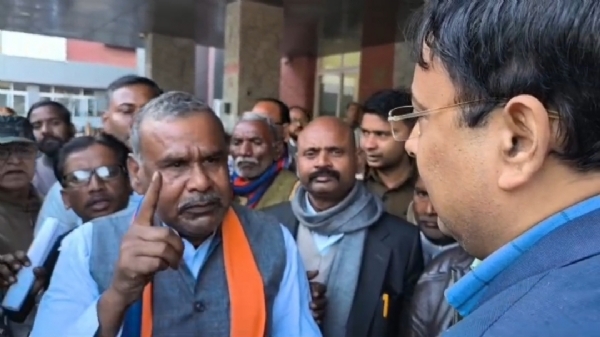 नगर निगम मुख्यालय में नाराजगी जाहिर करते रमेश चंद्र कुंडे