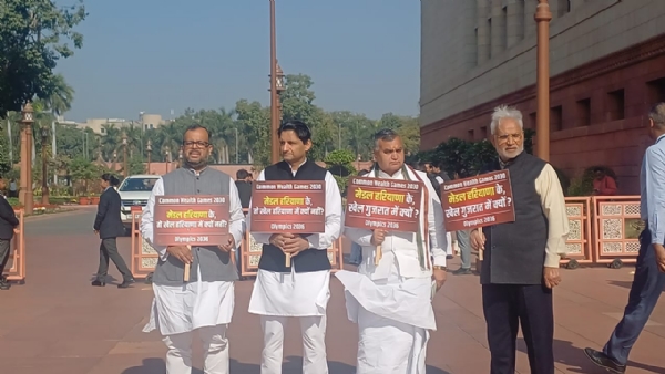 हरियाणा के सांसद लोकसभा के बाहर धरना देते हुए