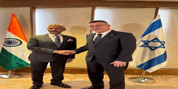 अपने समकक्ष से मुलाकात करते विदेश मंत्री अपने समकक्ष से मुलाकात करते विदेश मंत्री