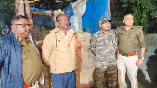 गाड़ी पर लदे जब्त शराब के साथ छापेमार टीम गाड़ी पर लदे जब्त शराब के साथ छापेमार टीम