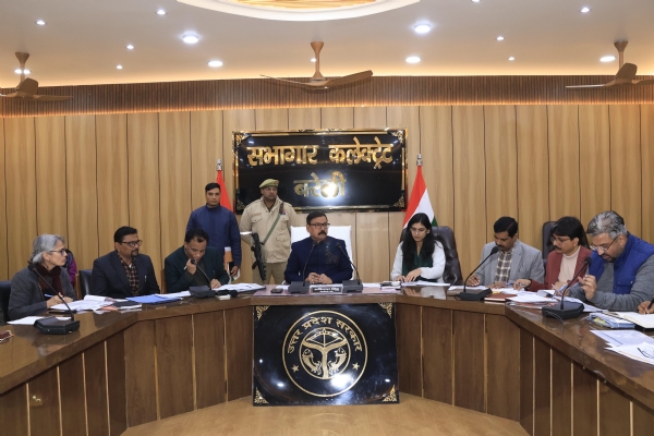 सीएम डैशबोर्ड पर छात्रवृत्ति से जुड़े मानकों की समीक्षा करते जिलाधिकारी अविनाश सिंह, बैठक में उपस्थित अधिकारी। सीएम डैशबोर्ड पर छात्रवृत्ति से जुड़े मानकों की समीक्षा करते जिलाधिकारी अविनाश सिंह, बैठक में उपस्थित अधिकारी।