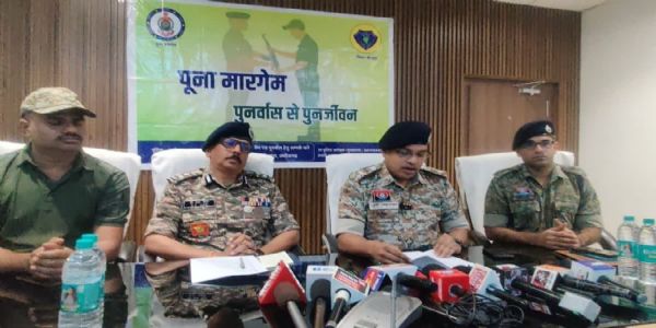 नक्सलियों के आत्मसमर्पण की जानकारी देते पुलिस अधिकारी नक्सलियों के आत्मसमर्पण की जानकारी देते पुलिस अधिकारी