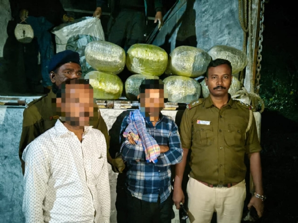 जेटिया थाना क्षेत्र में जब्त गांजा के साथ पुलिस अधिकारी जेटिया थाना क्षेत्र में जब्त गांजा के साथ पुलिस अधिकारी