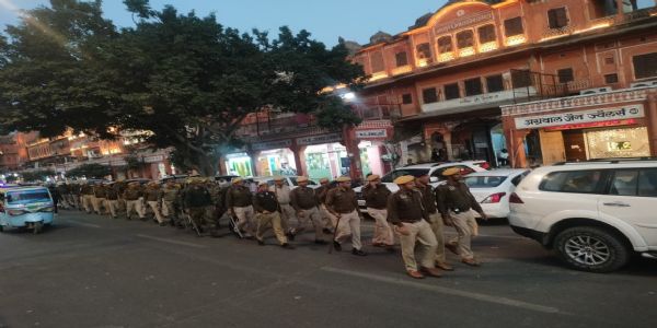 संवेदनशील इलाकों में पुलिस ने किया फ्लैग मार्च