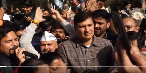 आआपा ने किया थाली-चम्मच बजाकर प्रदर्शन, प्रदूषण तुमको जाना पड़ेगा के लगाए नारे