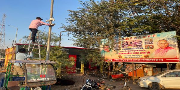 पांच लाख रुपये की लागत से नपा कुरुद में लगाए जा रहे कैमरे