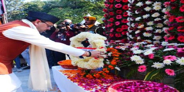 मुख्यमंत्री ने शहीद स्मारक पर वीर बलिदानियों को दी श्रद्धांजलि