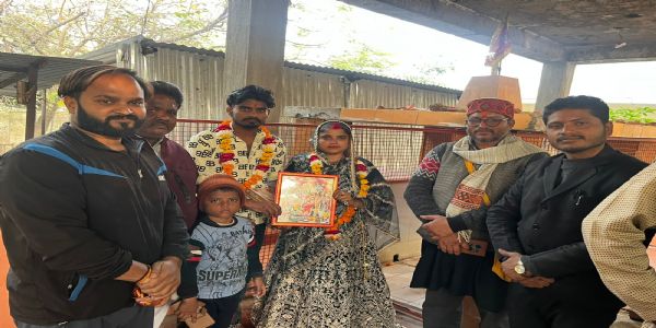सनातन धर्म अपनाकर मुस्लिम महिला ने हिंदू युवक से रचाई शादी