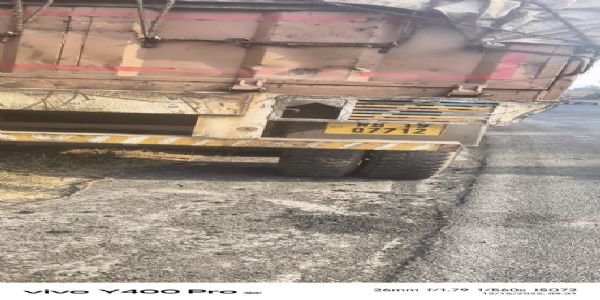 चुटूपालू घाटी में ट्रेलर का ब्रेक फेल, छलांग लगाने से हुई खलासी की मौत