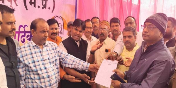 अनूपपुर: हाईवे पर वाहनों को खड़ा कर ट्रक ओनर्स एसोसिएशन ने शुरू की हड़ताल