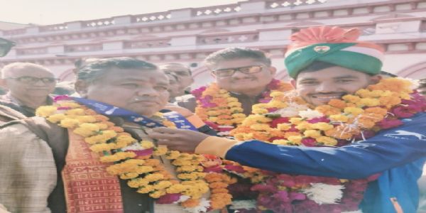 जूनियर विश्वकप हॉकी में कांस्य पदक जीत कर लौटे झांसी के लाल सौरभ का स्टेशन पर भव्य स्वागत